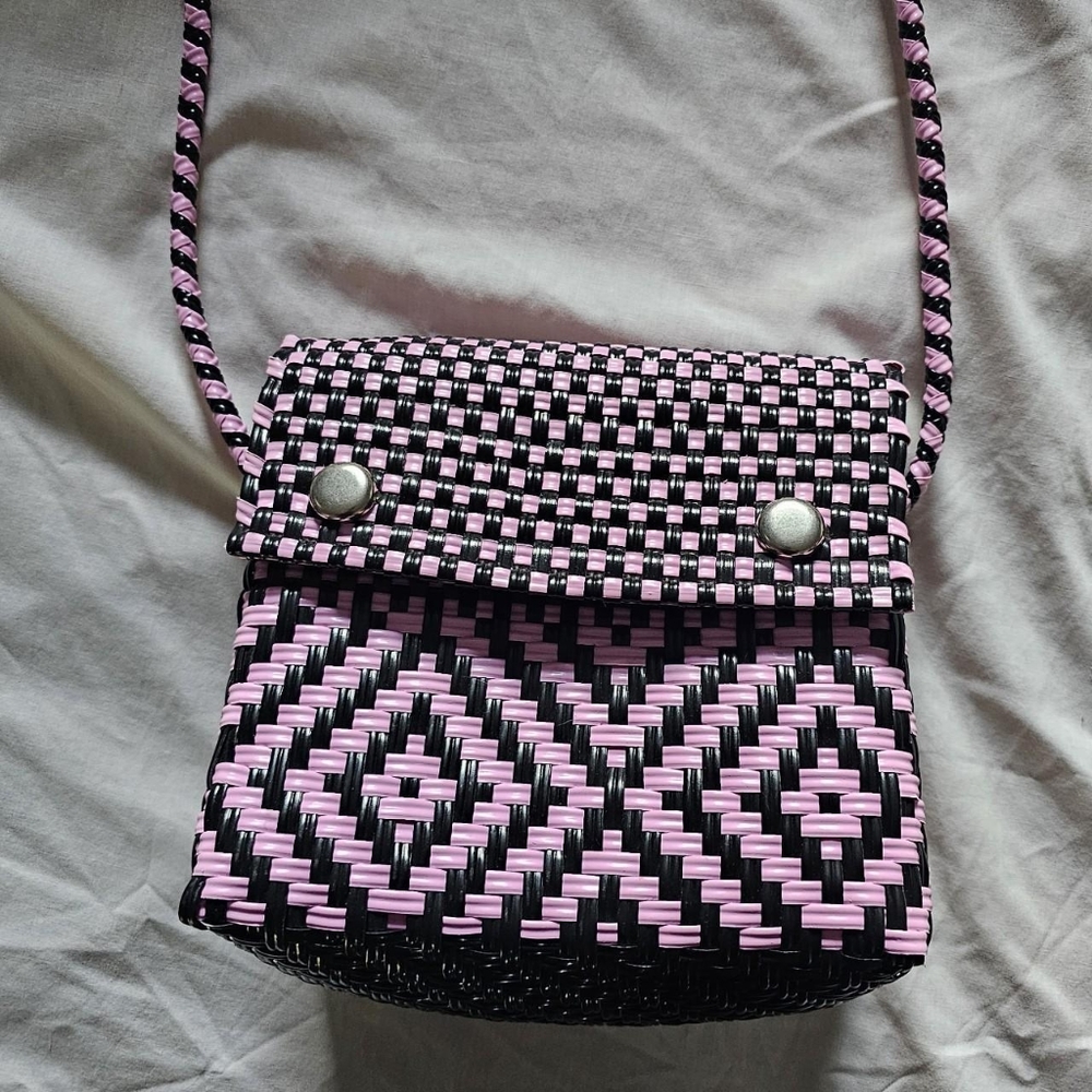 Black & pink checkered woven crossbody bag - Picture 1 of 5